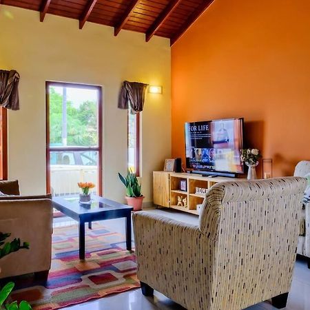 Iona'S Home: Vibrant 2Bedroom Home Near Willemstad Exterior foto